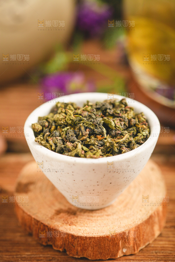 杯子里装着乌龙茶茶叶