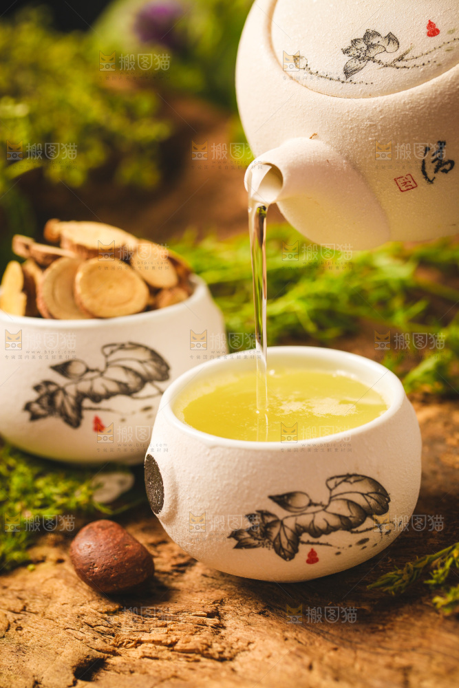 木底上放着一杯甘草片泡水