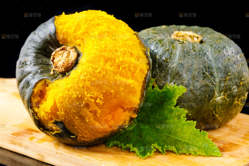 木底上摆放着贝贝南瓜