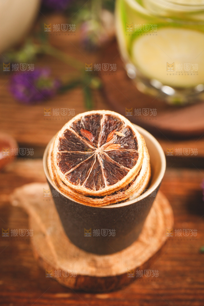杯子里装着干柠檬片