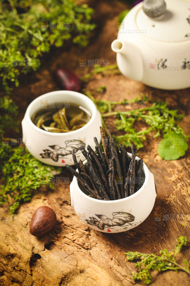 杯子里装着苦丁茶茶叶