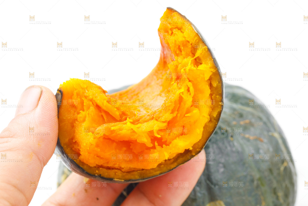 手里拿着绿贝贝南瓜