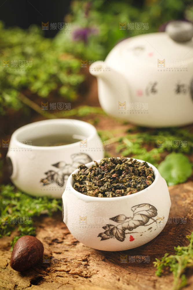 杯子里装着乌龙茶茶叶