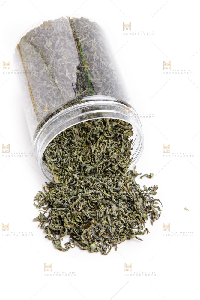 白底上摆放着绿茶