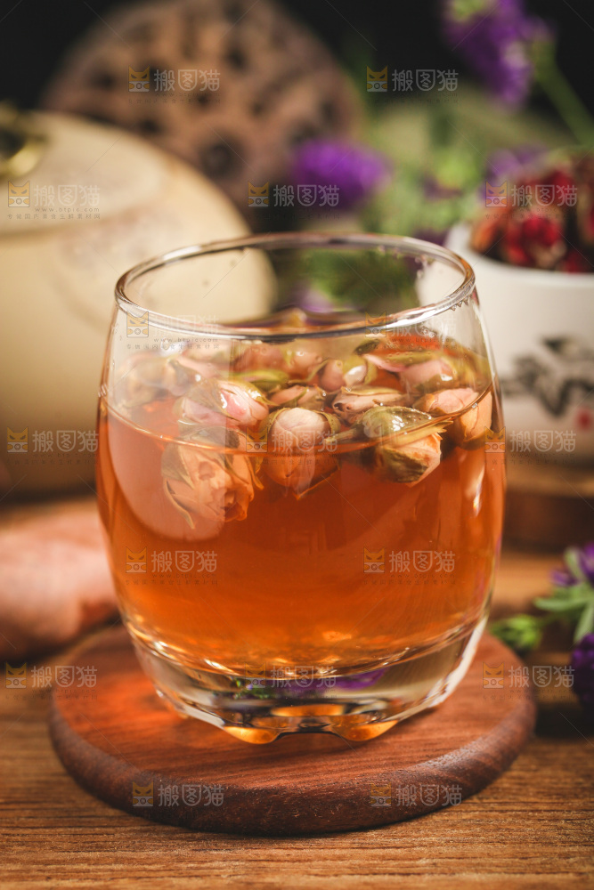 深底上放着一杯玫瑰花茶
