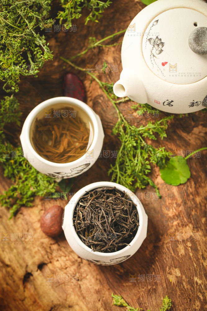 杯子里装着毛尖茶茶叶