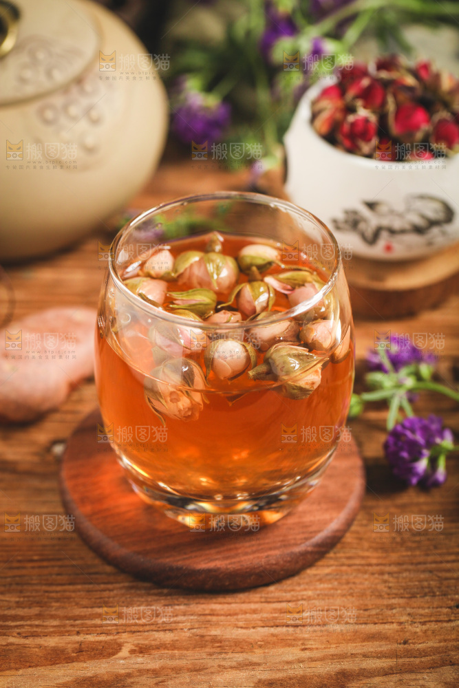 深底上放着一杯玫瑰花茶
