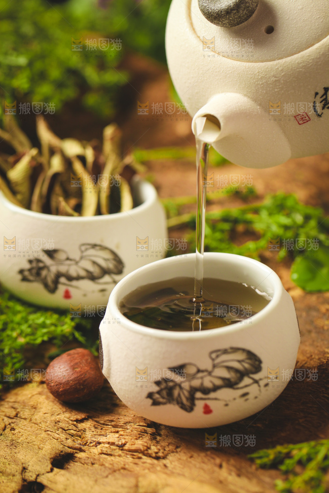 木底上放着一杯芦荟茶