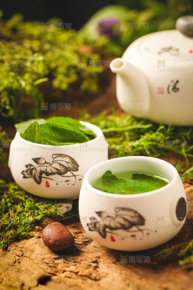 木底上放着一杯薄荷茶