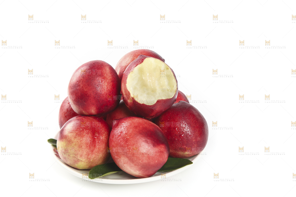 一盘新鲜油桃摆放在白底上