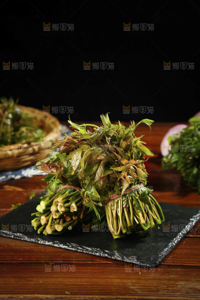 黑石底上摆放着香椿芽