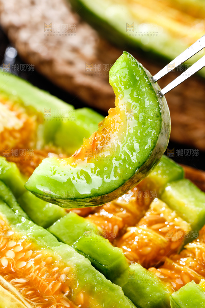 叉子上插着甜瓜果肉