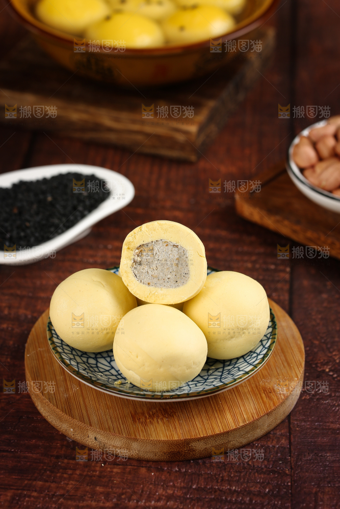 木板上放着一盘黄米汤圆