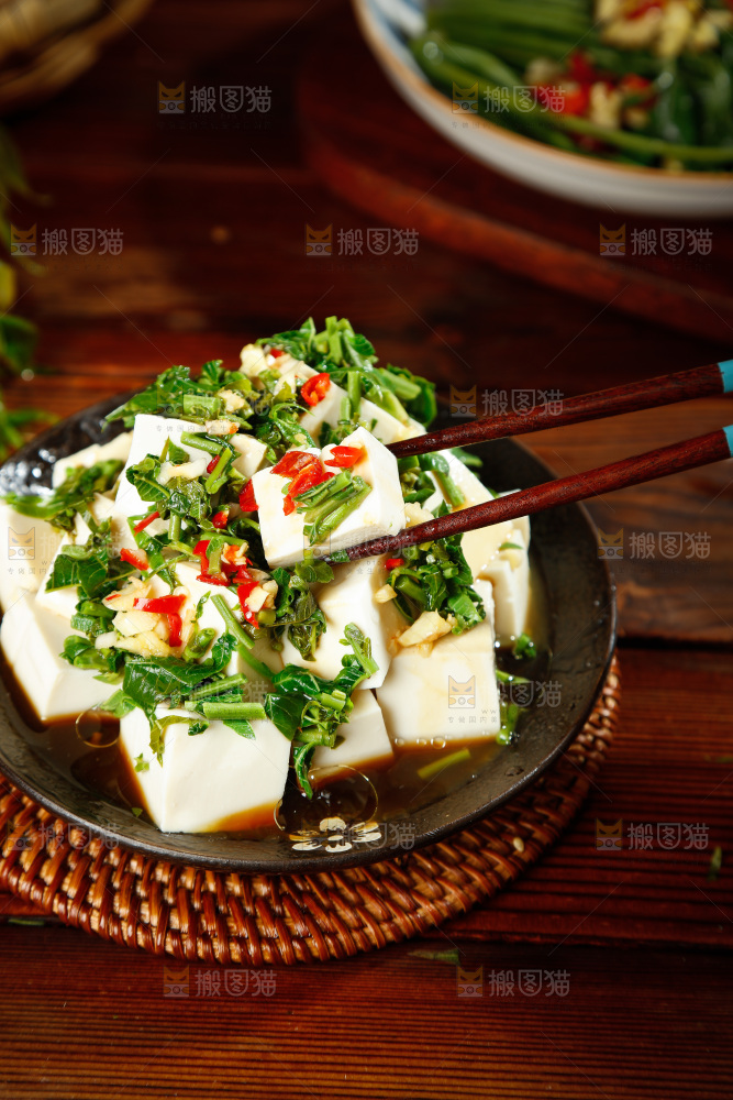 筷子上夹着豆腐