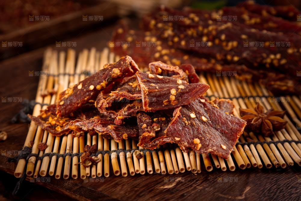 竹垫上放着一堆牛肉干