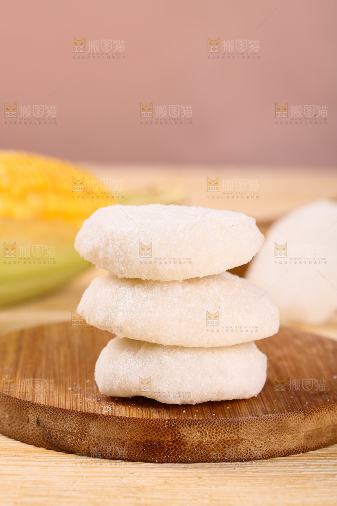 木板上放着糯米糍粑