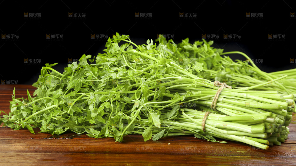 木底上放着水芹菜