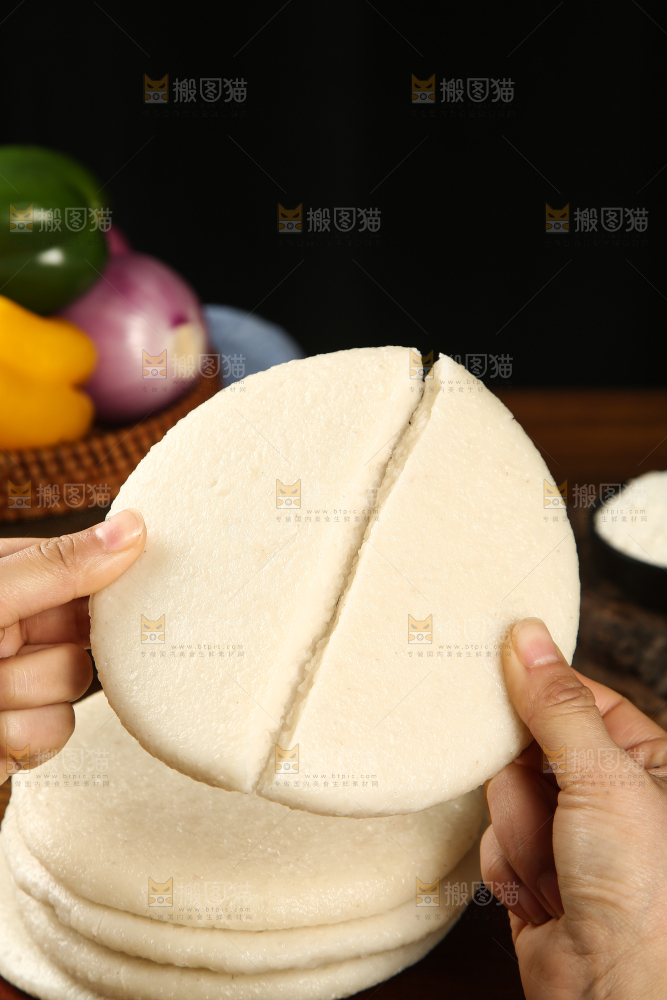 手里拿着圆形糍粑