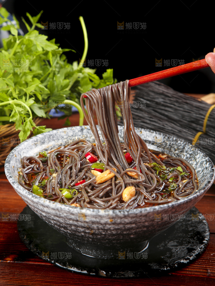 筷子上夹着蕨根粉
