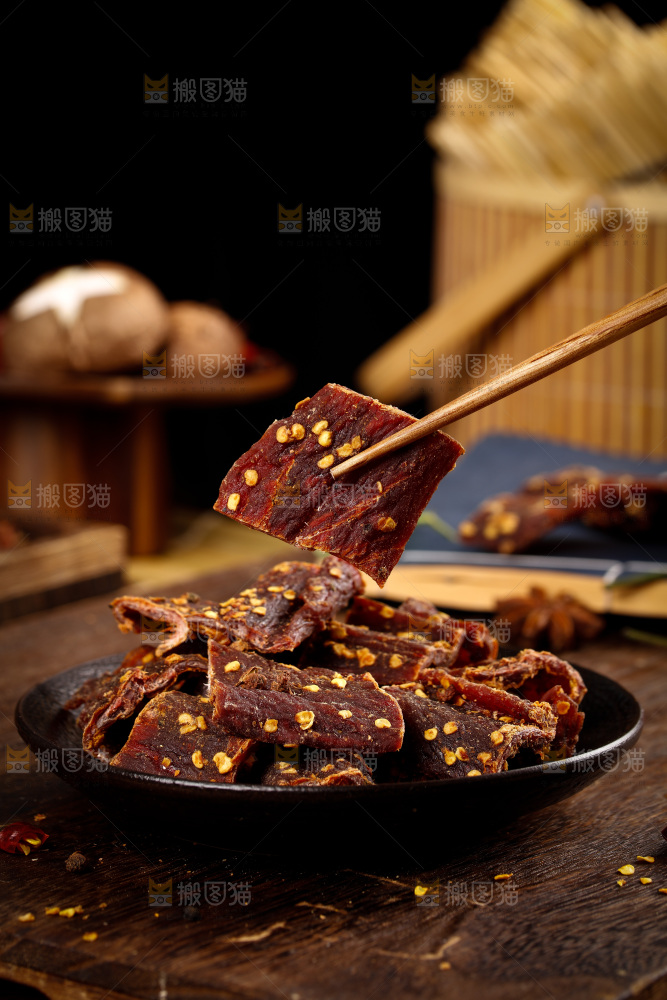 筷子上夹着牛肉干