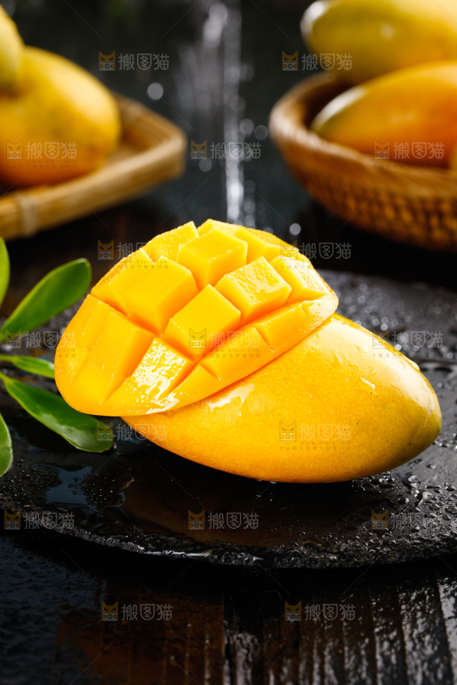黑底上放着小台农芒果