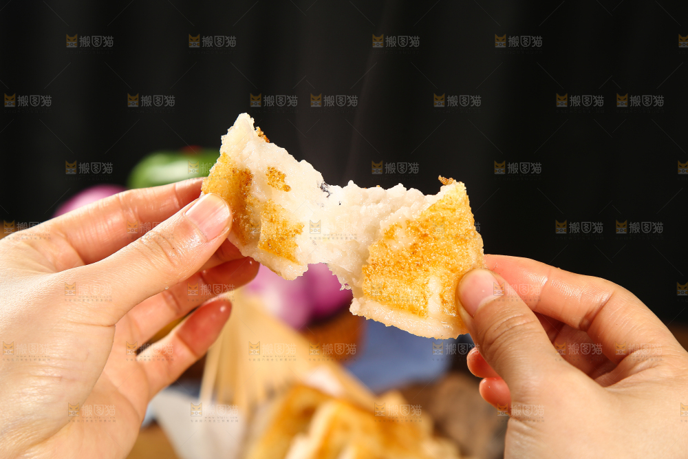 手里拿着糍粑