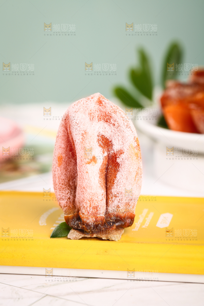 黄底上摆放着吊柿饼