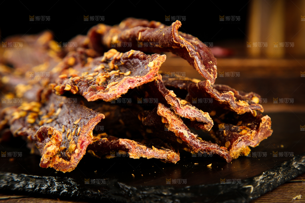 黑底上摆放着风干牛肉干