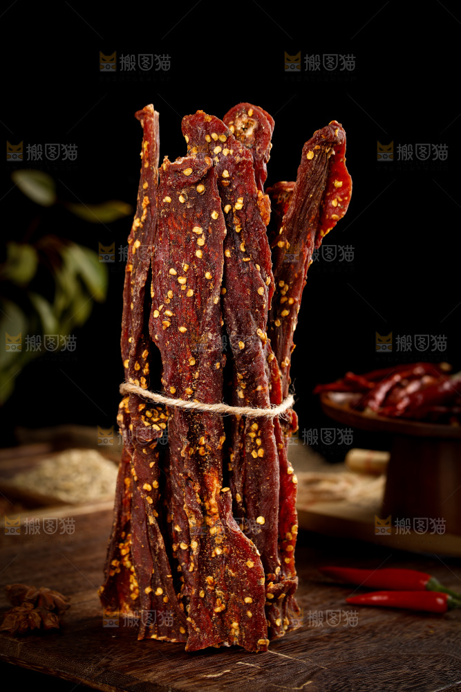 木底上放着麻辣牛肉干