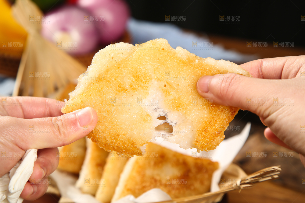 手里拿着糍粑