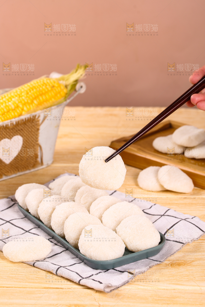 筷子上夹着糍粑