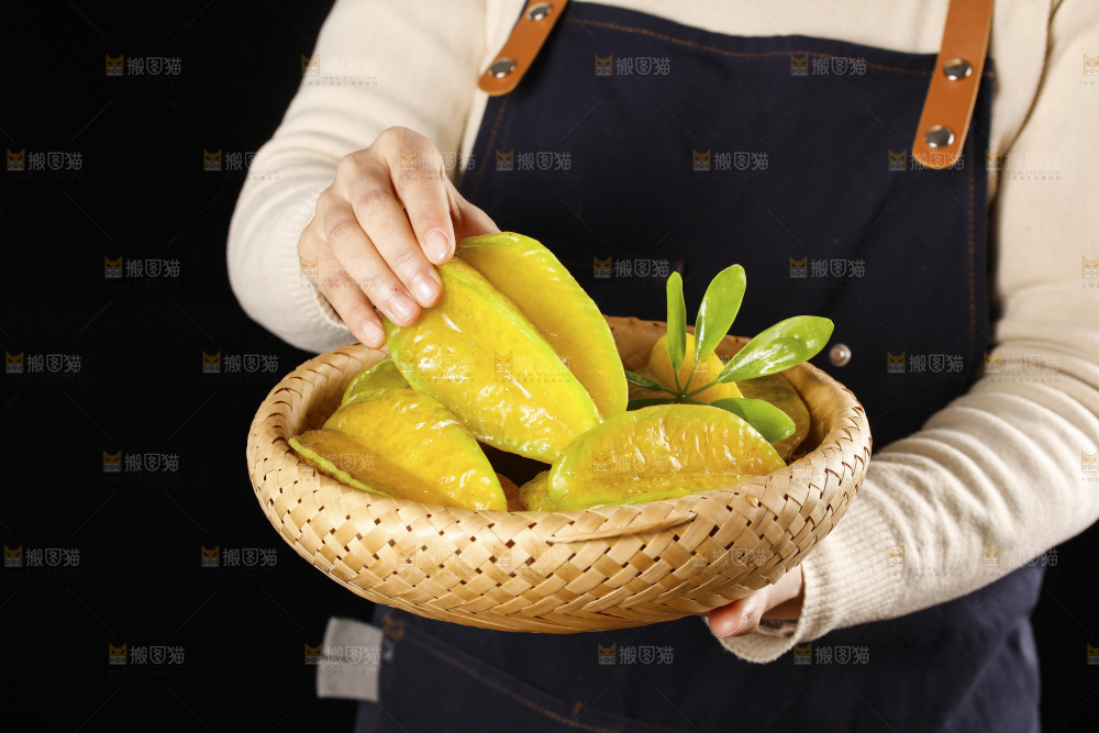 手里端着一篮甜杨桃