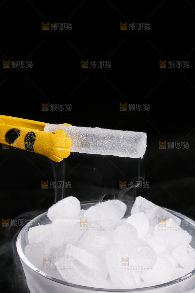 夹子上夹着干冰块