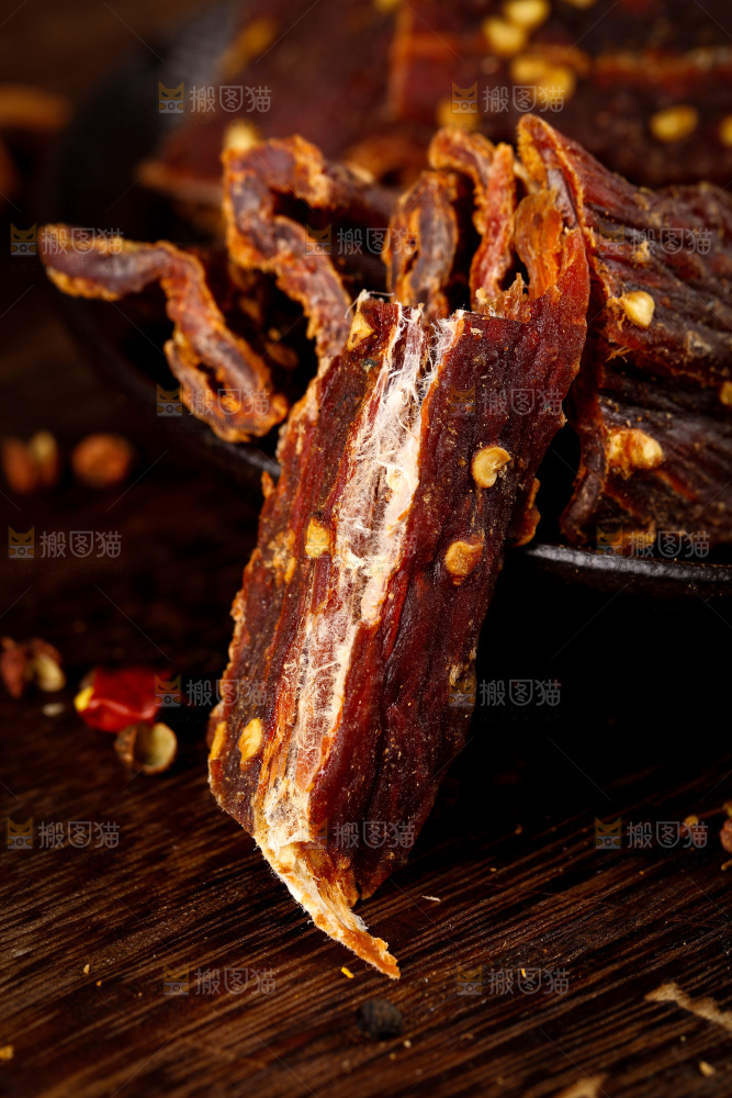 木底上摆放着牛肉干