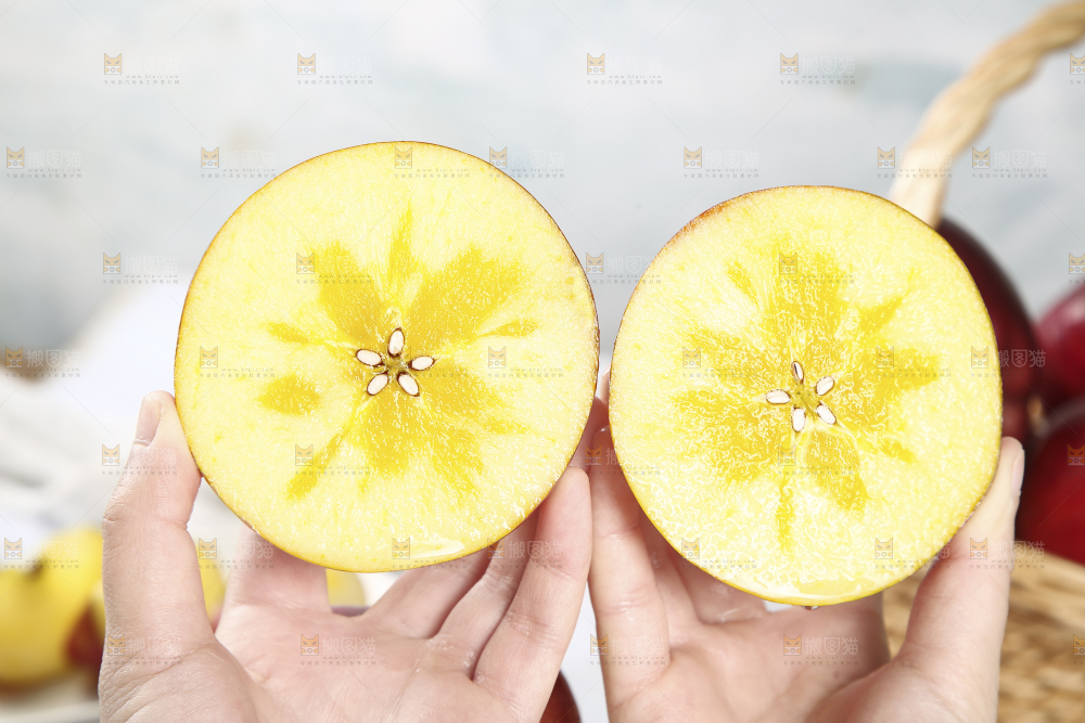 手里拿着冰糖心苹果