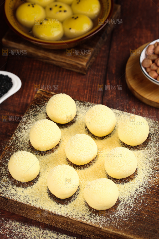 木底上摆放着大黄米汤圆