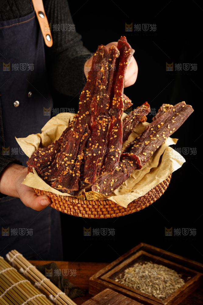 手里端着风干牦牛肉干