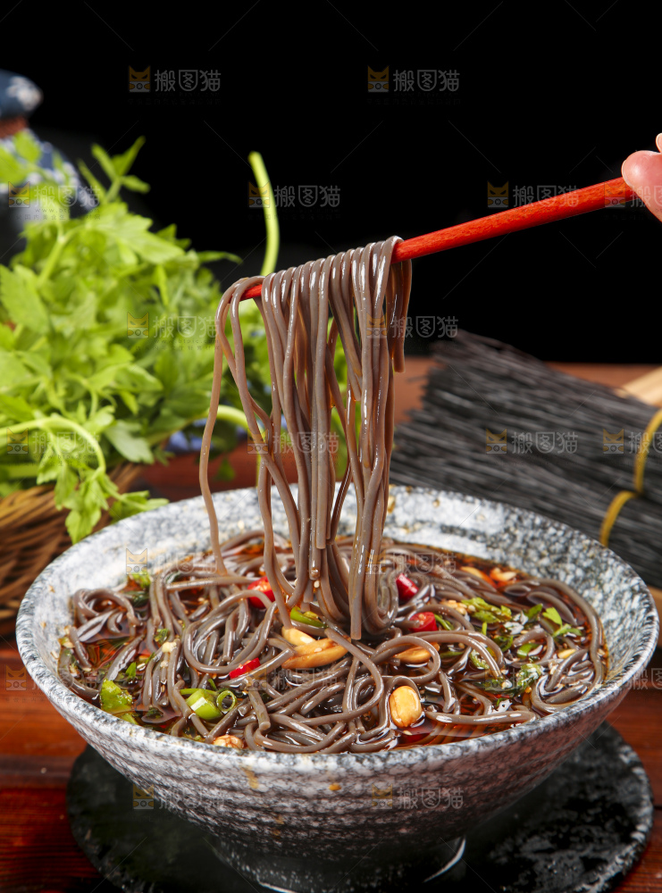 筷子上夹着蕨根粉