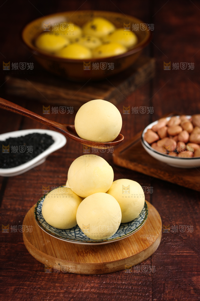 勺子上舀着大黄米汤圆