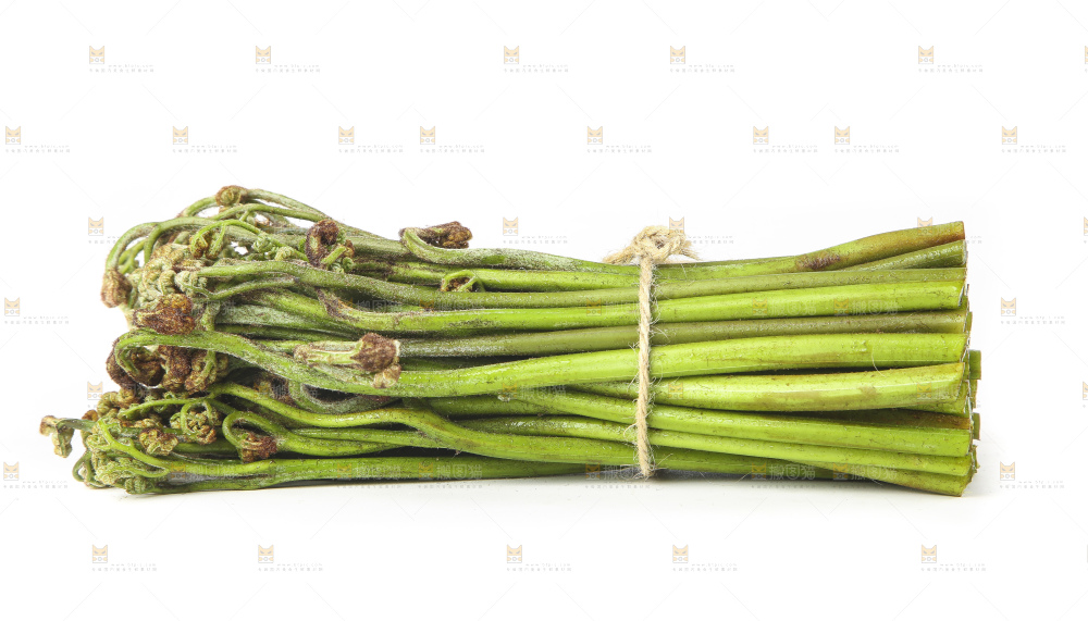 白底上放着野生蕨菜