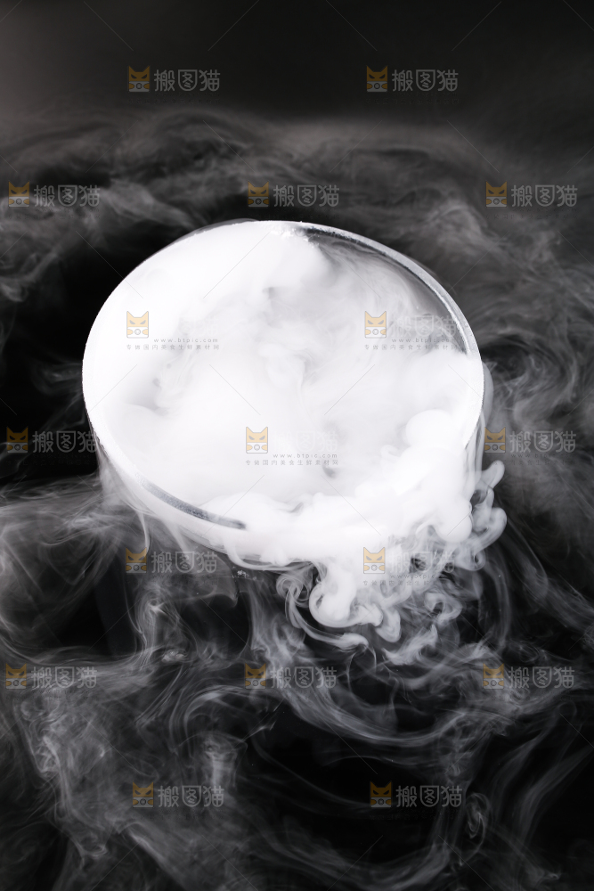 冒着烟雾的干冰