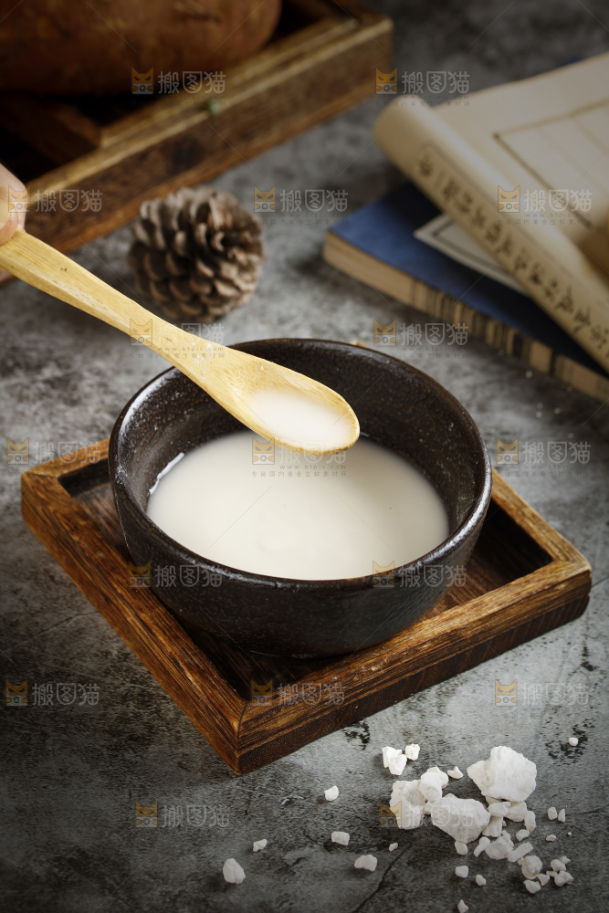 碗里泡着红薯淀粉