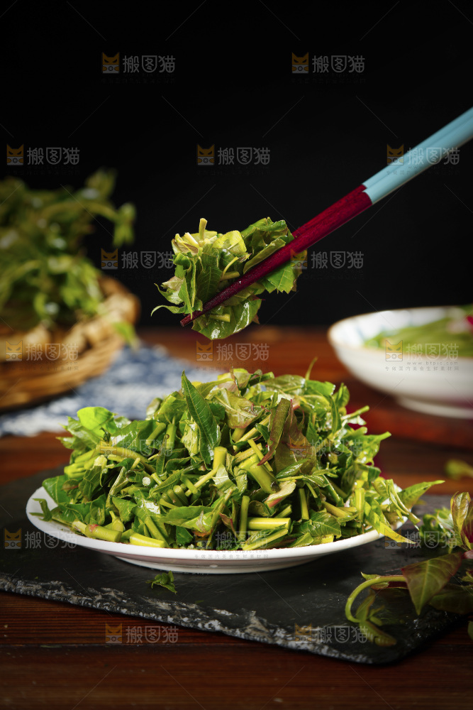 筷子上夹着香椿