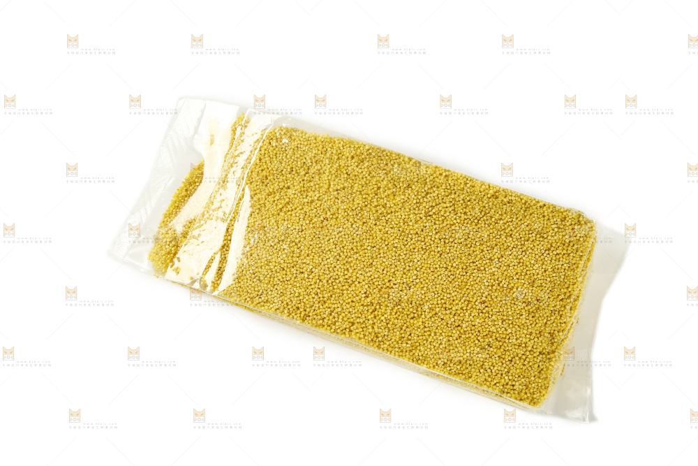 白底上放着一袋小黄米