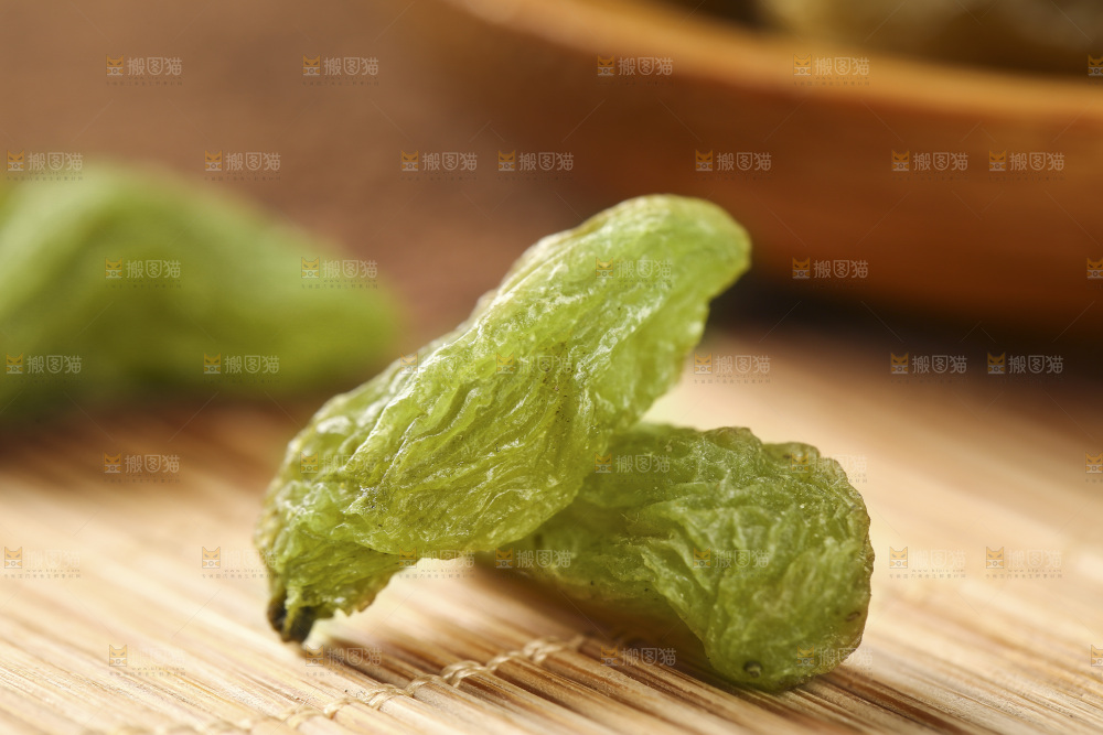 竹底上的绿香妃葡萄干