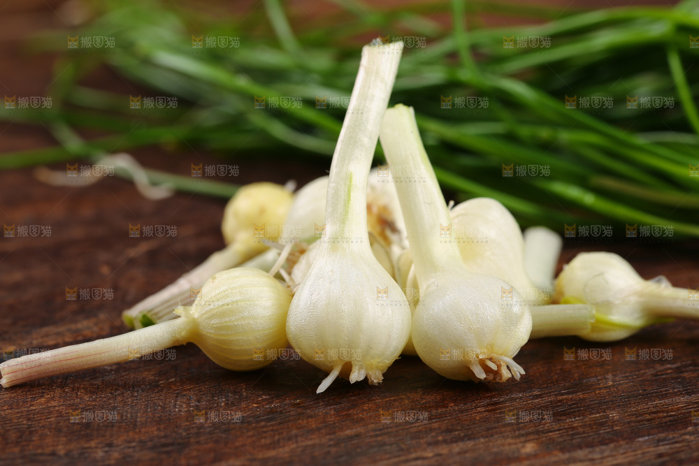 木底上摆放着山蒜