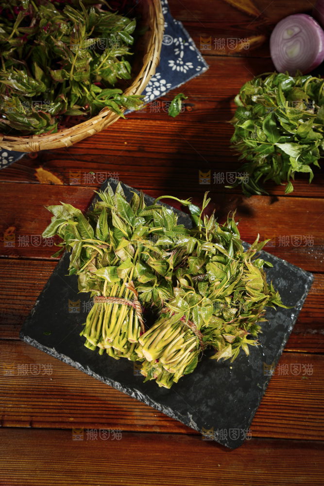 黑石底上摆放着香椿芽