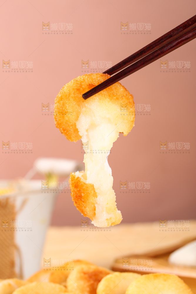 筷子上夹着糍粑