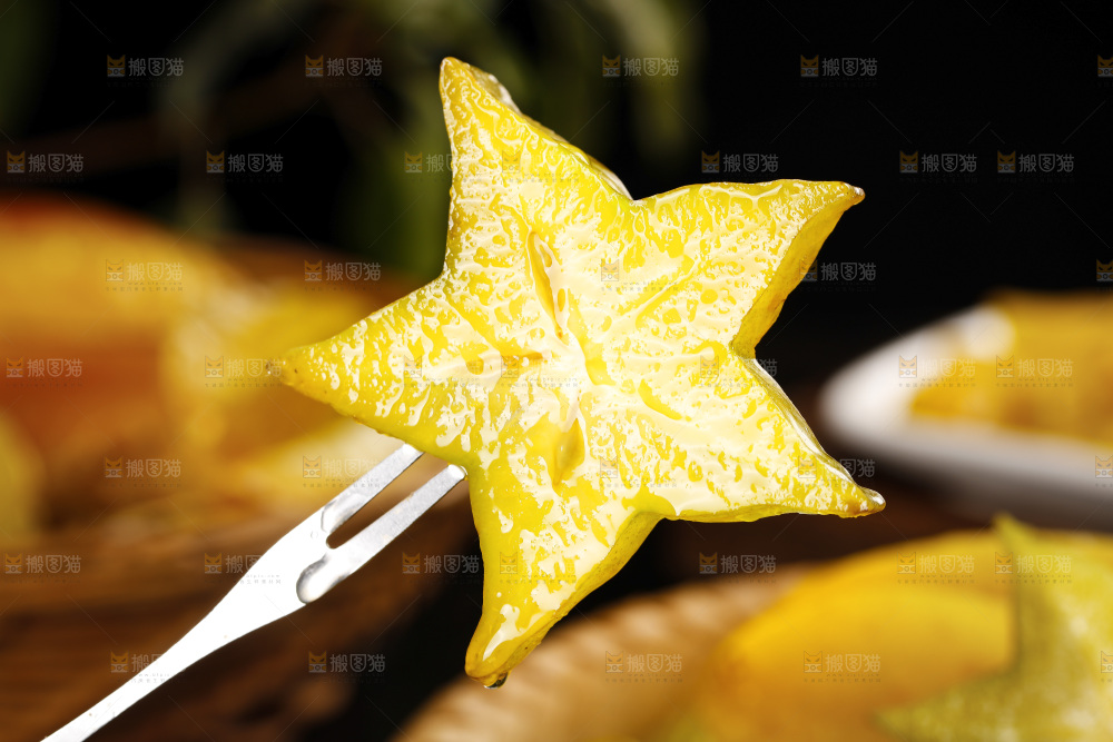 叉子上插着五角星杨桃