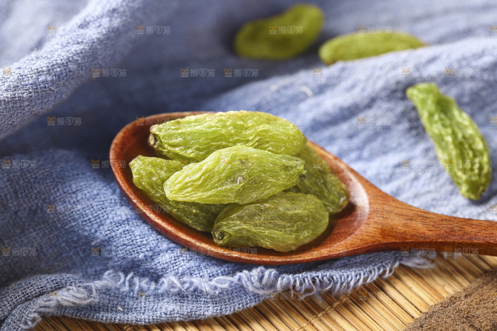 勺子上舀着葡萄干